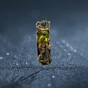 Anillo vintage de rama bicolor con circonita verde oliva de corte trillizos para un estilo diario elegante.