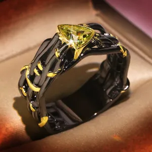 Anillo de estilo gótico bicolor con circonita verde oliva triangular para hombre y mujer