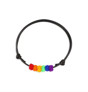 Dettaglio del bracciale intrecciato arcobaleno a sei colori in stile boho alla moda.