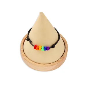 Braccialetto intrecciato arcobaleno boho con corda nera, gioielli in corda fatti a mano colorati.