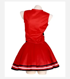 Vista posteriore dettagliata dell uniforme da cheerleader rossa con top e gonna plissettata.