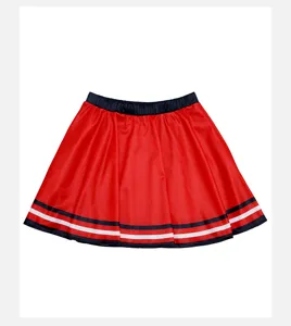 Dettaglio gonna da cheerleader plissettata rossa, orlo a righe per costume cosplay.