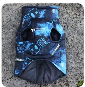 Abrigo chaleco de invierno para perro con estampado de oso azul, chaqueta impermeable detalle.