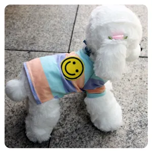 Gedetailleerd overzicht van kleurrijk gestreept huisdieren t-shirt met smiley voor kleine honden.
