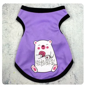 Detalle del chaleco de malla transpirable morado para mascotas con lindo osito y bordes negros limpios.