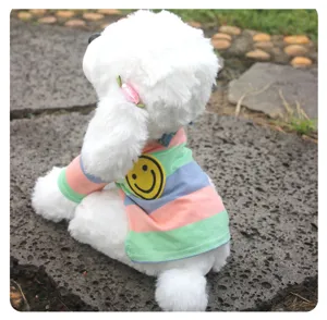 Leuk gestreept honden t-shirt met smiley patch, zachte korte mouw huisdierkleding voor honden.