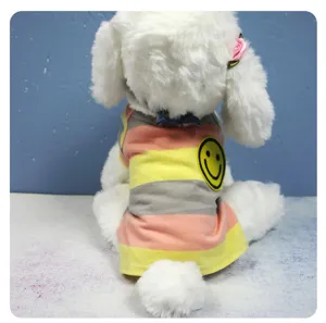 Schattig gestreept huisdieren shirt voor kleine honden, kleurrijk ontwerp met vrolijke smiley.