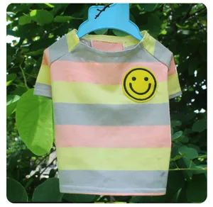 Honden gestreept t-shirt detail met kleurrijke strepen en schattige smiley patch op borst