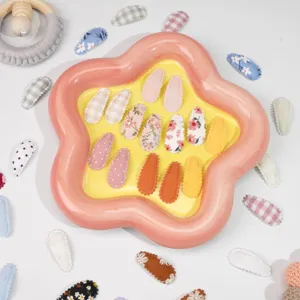 Joli ensemble de barrettes en tissu à motifs floraux et carreaux pour coiffures de bébé détail.