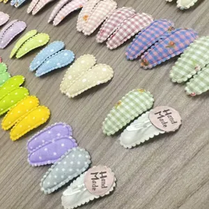 Vue détaillée des jolies pinces à cheveux en tissu pour enfants, accessoires mignons à carreaux.