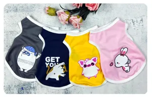 Vista detallada chaleco de verano transpirable para mascotas con bonitos dibujos animados.