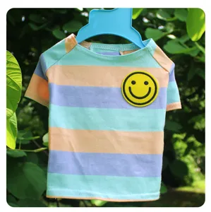 Detailopname van leuk gestreept huisdier t-shirt met smiley patch voor honden en katten.