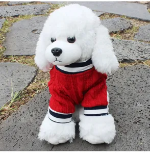 Roter Haustier Strickpullover Detailansicht mit gestreiftem Kragen fur Hunde und Katzen.