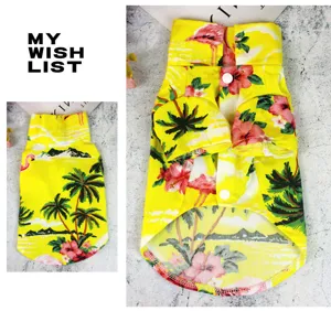 Detailaufnahme vom gelben tropischen Hawaii-Haustierhemd mit Flamingo- und Palmenmuster.