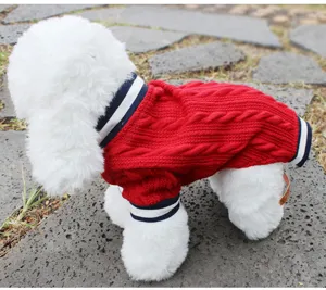 Detailansicht des roten Hundepullovers aus Strick mit blauen Bündchen für kleine Haustiere.