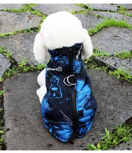 Vista trasera detallada de un chaleco de invierno cálido para mascotas con tela impermeable.