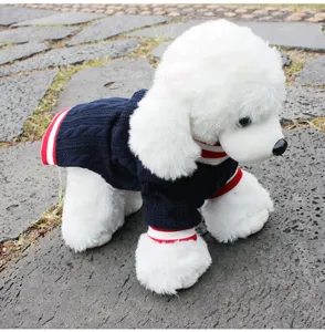 Gemütlicher Strick-Haustierpullover für Hunde und Katzen aus warmer Wolle mit Streifendesign.