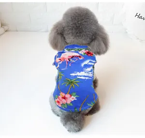 Detailaufnahme eines Hundes im blauen tropischen Hemd mit Flamingos und Palmenmuster.