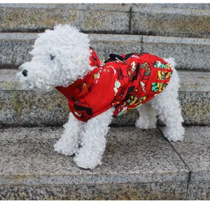 Chaleco abrigo cálido para perro patrón de danza león rojo con detalle de arnés anillo D exterior.
