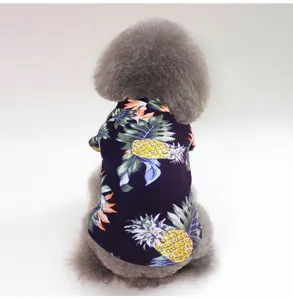 Hundhemd mit tropischem Ananas-Druck Detailansicht, weiche Sommerkleidung fuer kleine Hunde