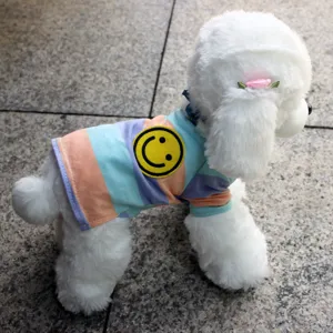 Kleurrijk gestreept huisdier t-shirt met schattige smiley patch, ideaal voor kleine honden.