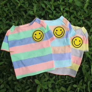 Kleurrijk gestreept huisdier t-shirt met schattige smiley patch voor kleine honden en katten
