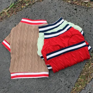 Nahaufnahme weicher Zopfstrick-Haustierpullover in mehreren Farben mit gestreifter Rippblende.