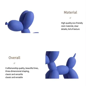Primer plano detallado de la estatuilla de perro globo de resina azul, textura suave y fina.