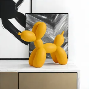 Escultura de perro globo de resina detalle de primer plano, adorno de arte nórdico.