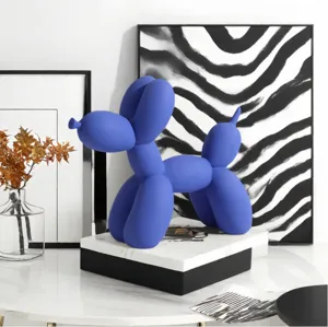 Detalle de escultura de perro globo de resina azul, decoracion nordica para interiores modernos.