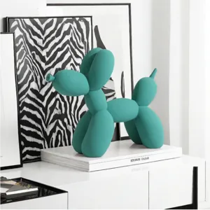 Detalle de escultura de perro globo de resina azul, decoración nórdica creativa hogar.