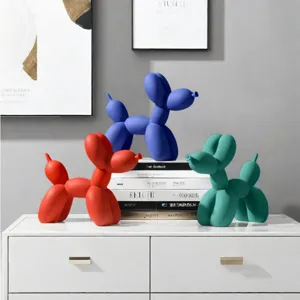 Vista detallada de esculturas de perros globo de resina colorida, decoracion nordica moderna.