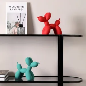 Escena de detalle de adorno de perro globo de resina, elegante decoracion nordica para el hogar.