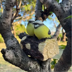 Harz vogel deko detailansicht mit realistischen blaumeisen figuren auf ast für gartendeko.