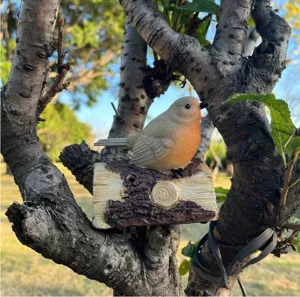 Detailansicht der künstlichen Harzvogel-Dekoration für den Außenbereich und Garten.