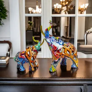 Ensemble de figurines d'éléphants graffiti colorés en résine pour la décoration de salon.