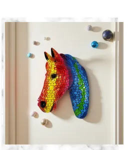 Scultura murale testa di cavallo a mosaico colorato arte animale 3D per soggiorno moderno.