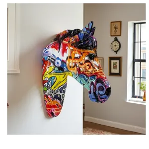 Vista dettagliata di una scultura murale con testa di cavallo graffiti, decoro moderno.