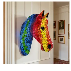 Primo piano della scultura murale a testa di cavallo in mosaico con colori vivaci.