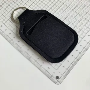 Estuche portabotellas de neopreno negro llavero y pintalabios para uso diario