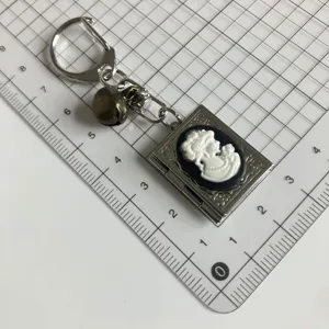 Gotico vintage argento libro medaglione portachiavi cammeo ritratto ciondolo metallo