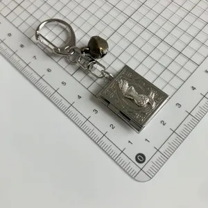 Portachiavi medaglione libro scheletro falena gotico argento metallo punk borsa
