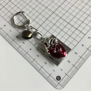 Gotico anatomico cuore libro portachiavi metallo scuro punk medaglione ciondolo gioiello