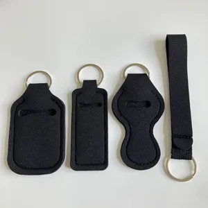Vista detallada del conjunto de soportes para pintalabios y llaveros de neopreno negro.