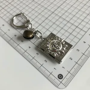 Gotico retro sole libro medaglione portachiavi metallo pendente vintage punk stile borsa
