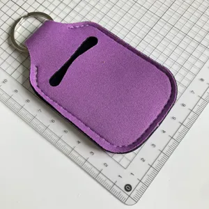 Vista detallada de una funda llavero de neopreno morada para pequeños accesorios diarios.