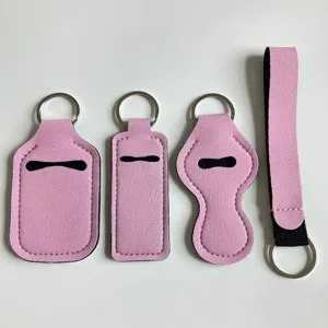 Set de 4 llaveros de neopreno rosa para gel hidroalcohólico lápiz labial y perfume