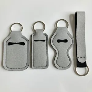 Detalle de soporte de neopreno que muestra varios tamanos para gel de manos y llavero.