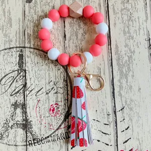 Buntes Silikonperlen Schlüsselanhänger Armband mit Erdbeer PU Leder Quaste und Holzakzent.