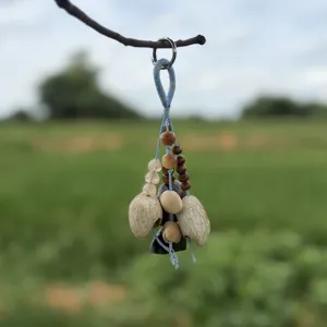 Campanello eolico artigianale con semi naturali e gherigli di noce per borsa o auto